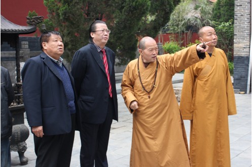 圣君法师向那国宏一行介绍广德寺现况.